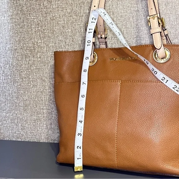 MICHAEL KORS Tan Tote snap closure 4 outside pockets. Adjustable Straps - Picture 5 of 14